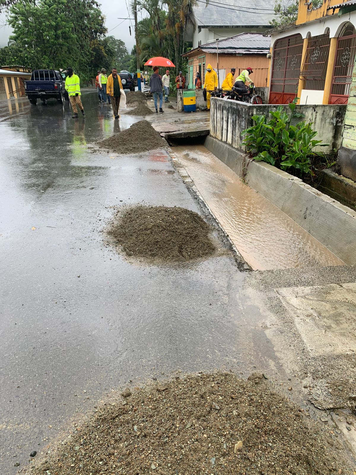 La junta de este distrito de Nizao las Auyamas trabaja en el descongestionamiento de las canaletas de desagüe .