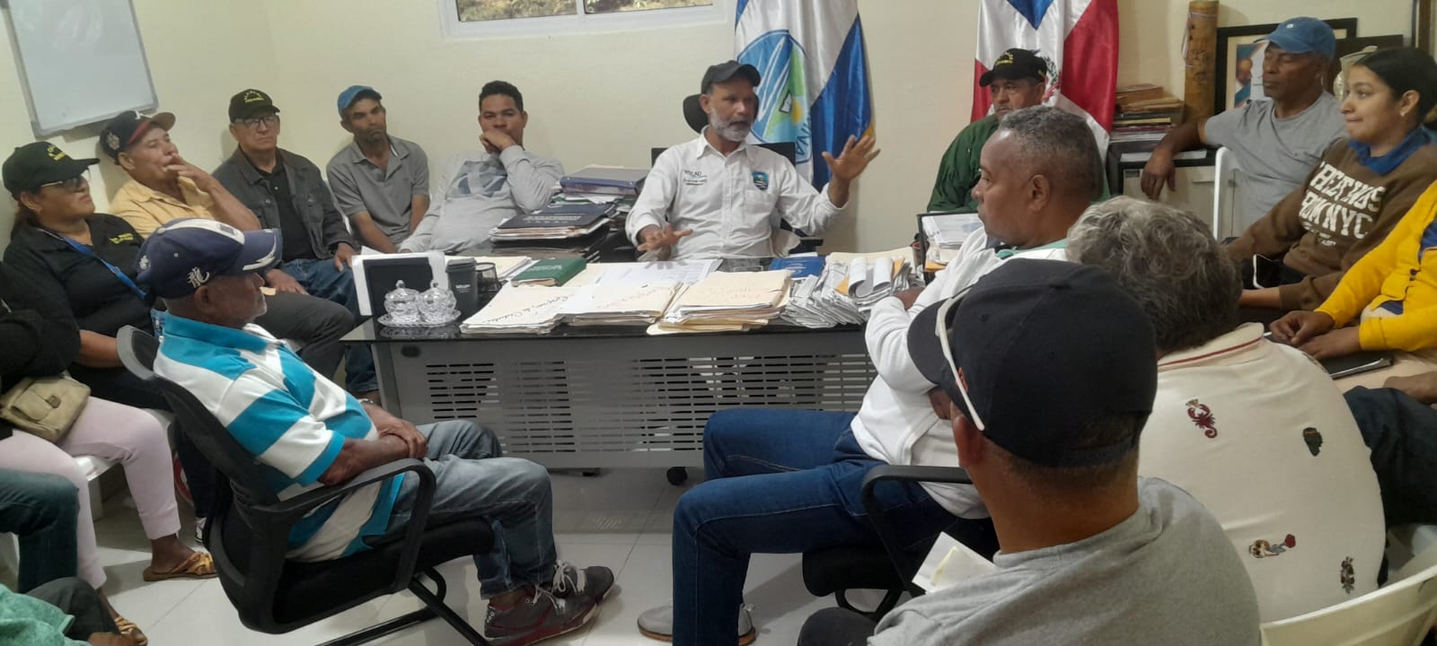 Reunión realizada para evaluar los alcances de las responsabilidades de los diferentes departamentos de la institución.