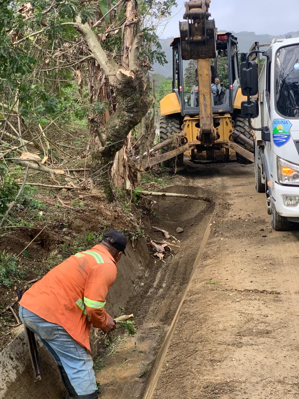 Continuamos con la ejecución del programa de acondicionamiento de cañadas y caminos de todo el territorio de nuestro distrito de Nizao las Auyamas.